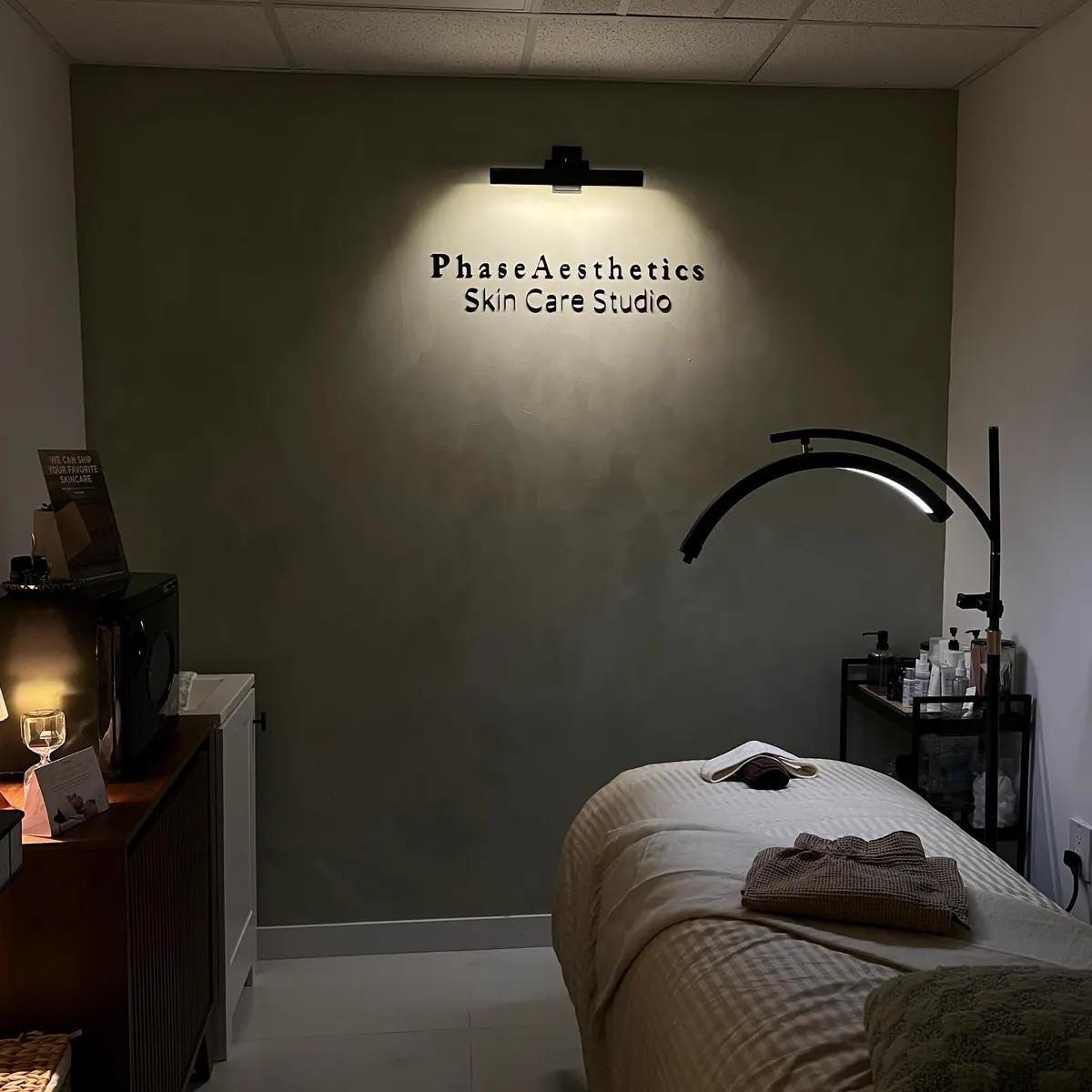 Modern Beauty Clinic Wall Logo Sign for Skincare Business Branding, Aesthetic Spa Name Display for Reception or Studio Decor